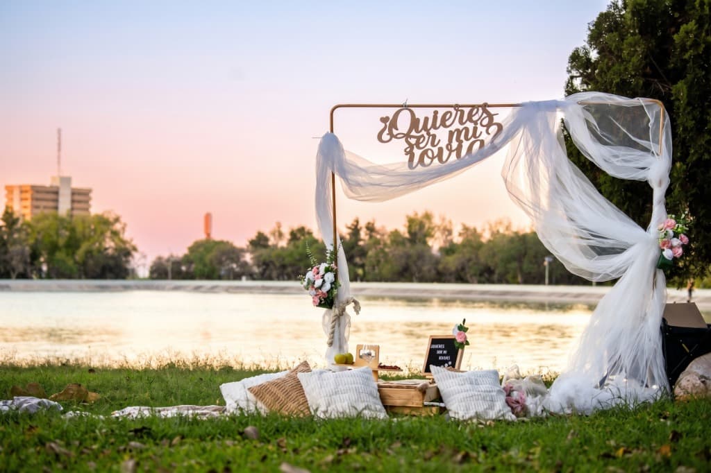 Set de picnic romántico para propuesta frente al lago del Parque Tangamanga al atardecer